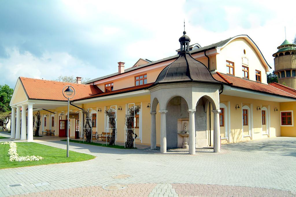 Отель Ensana Jalta Пьештяни Экстерьер фото